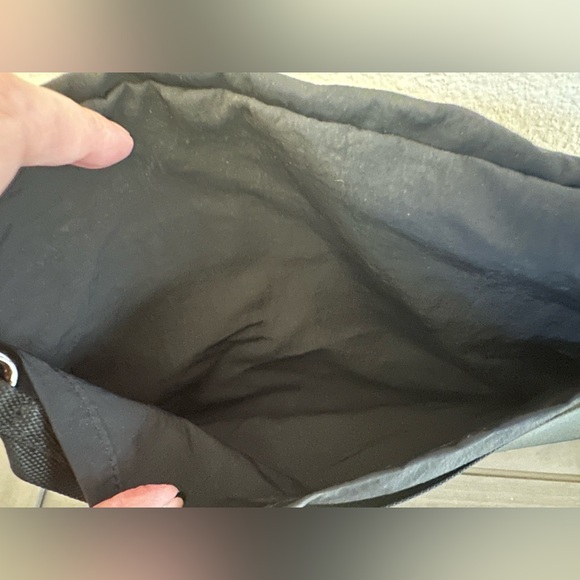 Lululemon Clean Lines Crossbody Bag 2.8L - Picture 5 of 11